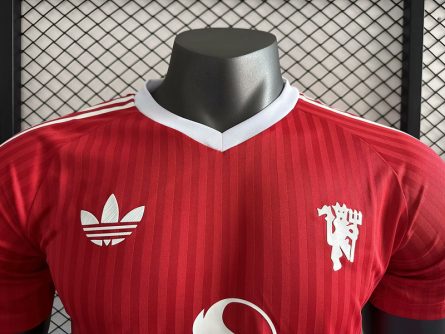 Player Version Manchester United Goalkeeper Red Jersey 2024/2025 - Image 2